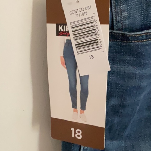 Kirkland Signature Relaxed Blue Jeans with Lived-In Look - Picture 2 of 6